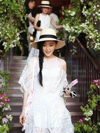 看看女星們花式戴草帽的帽子戲法！